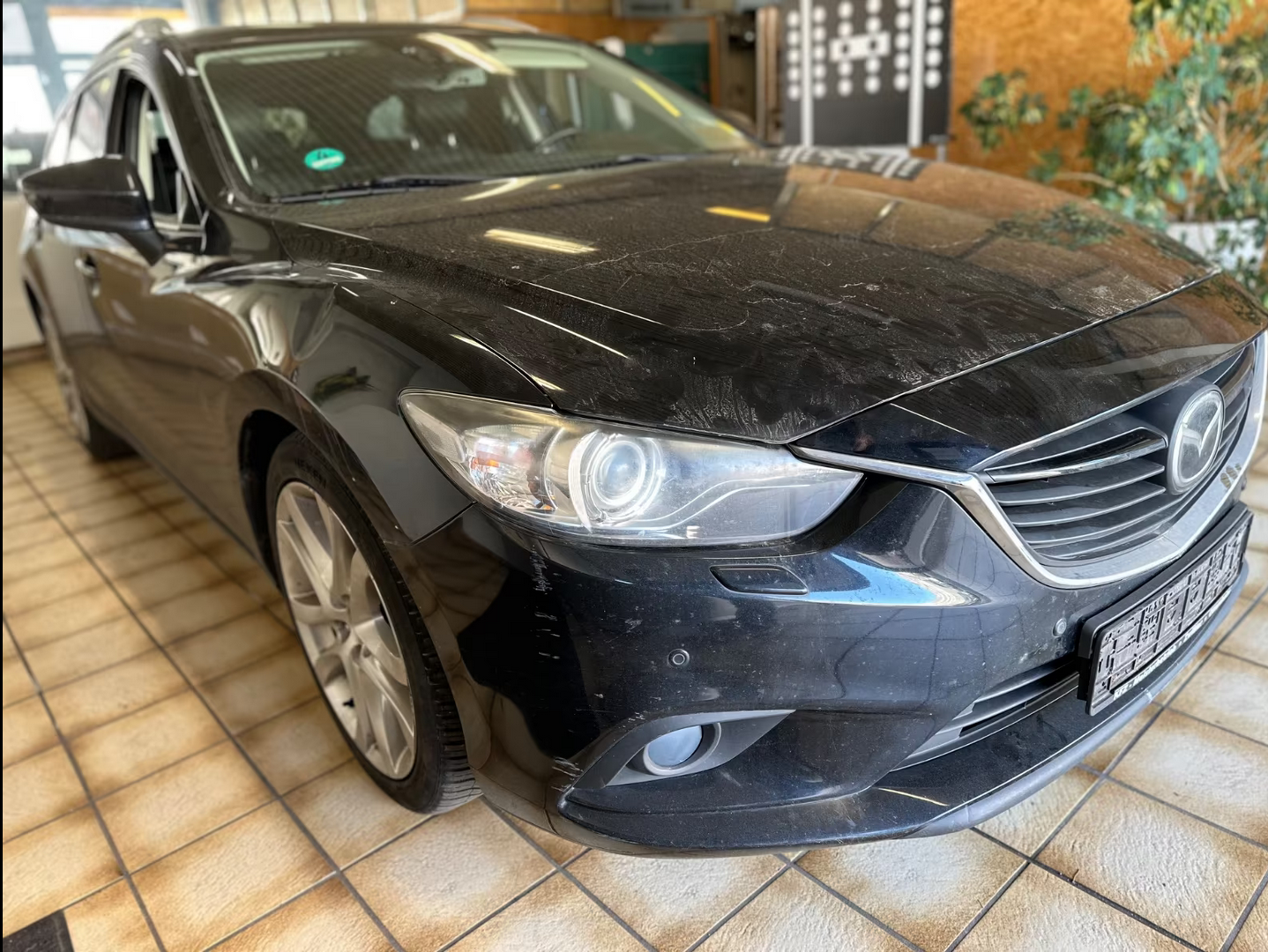 Bara fata completa cu spalator faruri disponibila pe culoare gri sau neagra(tot ansamblu fata inclusiv faruri-capota aripi) Mazda