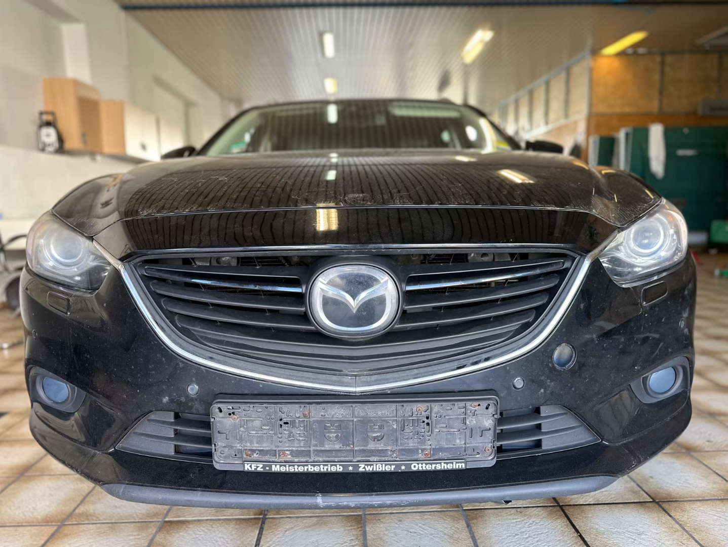 Bara fata completa cu spalator faruri disponibila pe culoare gri sau neagra(tot ansamblu fata inclusiv faruri-capota aripi) Mazda