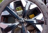 Vând jante originale Kia cu anvelope de vară 235/50/R19 Preț 3900 ron Pt. detalii 0755488036