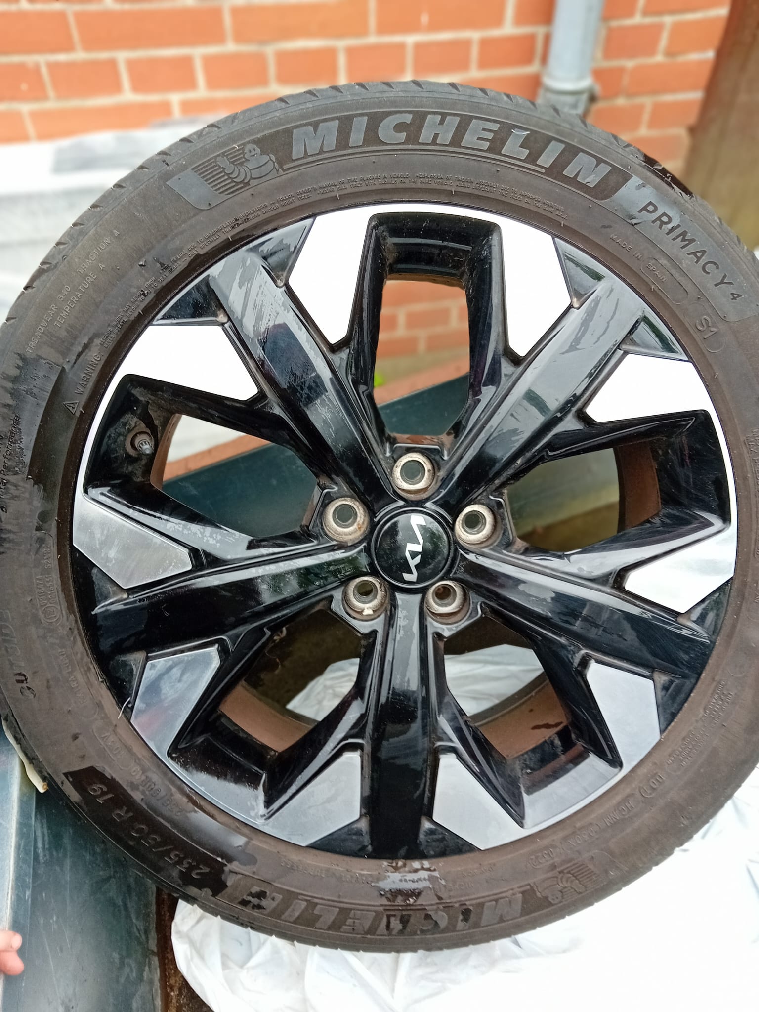 Vând jante originale Kia cu anvelope de vară 235/50/R19 Preț 3900 ron Pt. detalii 0755488036